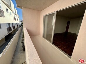 11727 Mayfield Ave in Los Angeles, CA - Building Photo - Building Photo