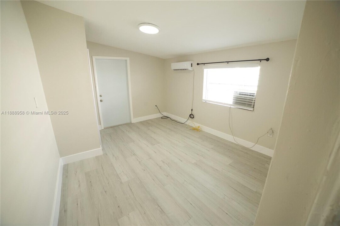 621 N 66 Terrace in Hollywood, FL - Foto de edificio