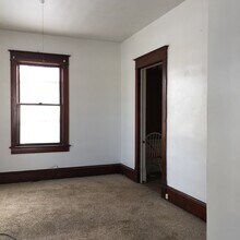 319 N 4th St in Miles City, MT - Building Photo - Building Photo