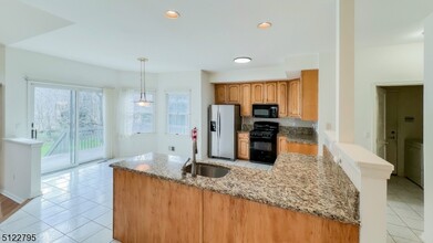 9 Collins Dr in Hillsborough, NJ - Building Photo - Building Photo