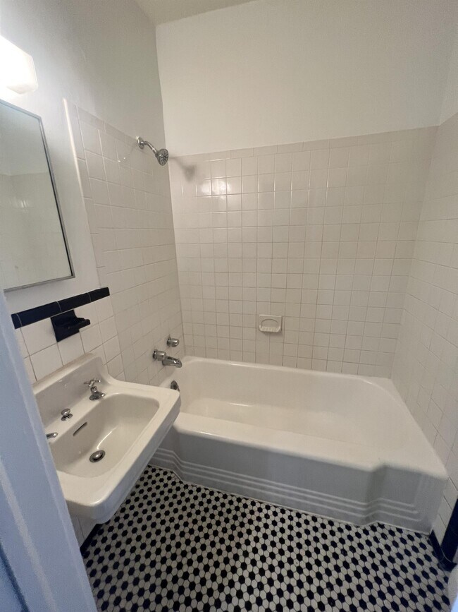 2315 N Charles St, Unit 3003- Apt 3A in Baltimore, MD - Building Photo - Building Photo