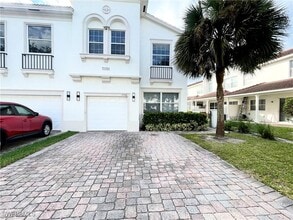 7051 Ambrosia Ln in Naples, FL - Foto de edificio - Building Photo