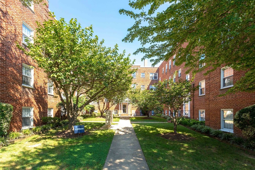 Mason Arms Apartments in Alexandria, VA - Building Photo