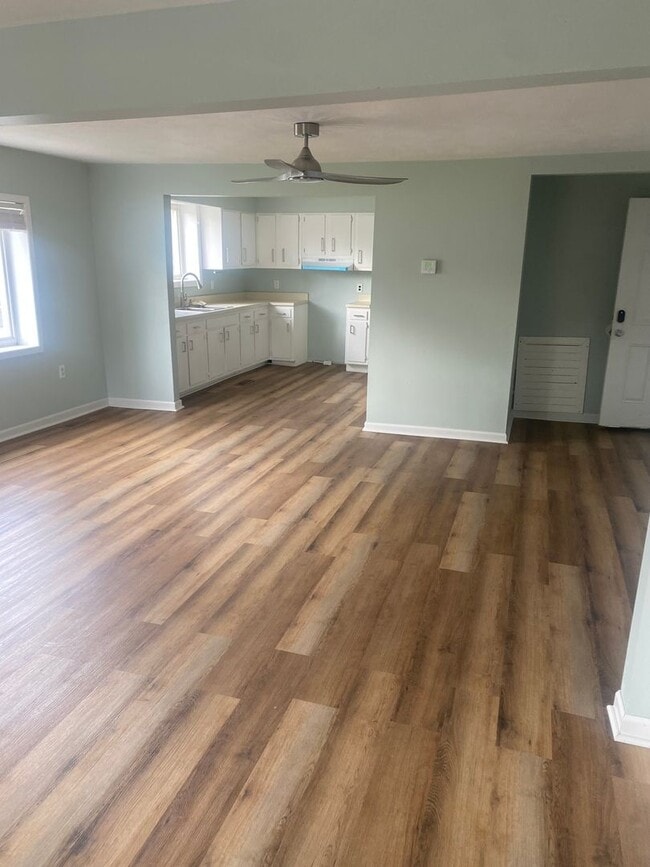 property at 933 Roosevelt Blvd