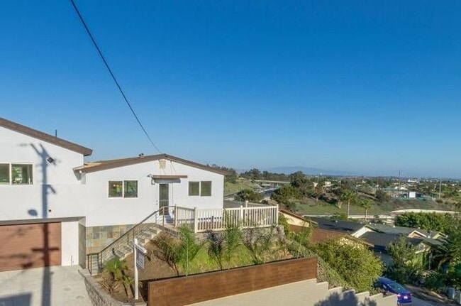 2491 Haller St, Unit 2491 Haller St in San Diego, CA - Foto de edificio - Building Photo