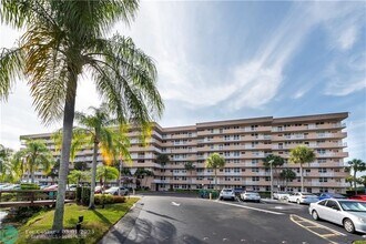 250 Jacaranda Dr in Plantation, FL - Building Photo - Building Photo