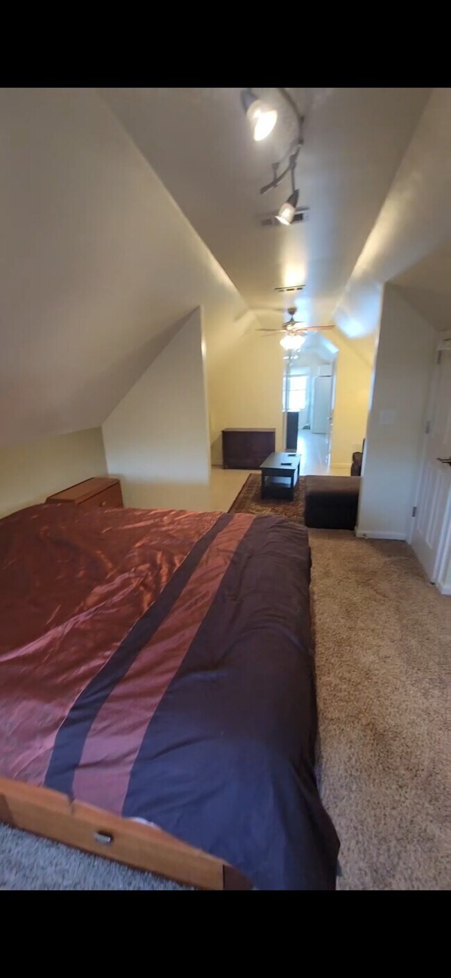 2045 Waterbury Rd in Lakewood, OH - Building Photo - Building Photo