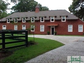 1318 Wilmington Island Rd in Savannah, GA - Building Photo