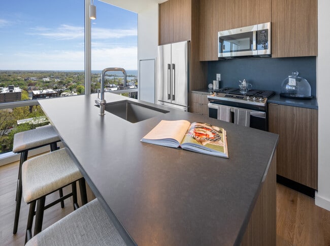 One Clinton Park in New Rochelle, NY - Foto de edificio - Building Photo