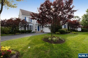 92 Twinberry Ct in Paramus, NJ - Building Photo