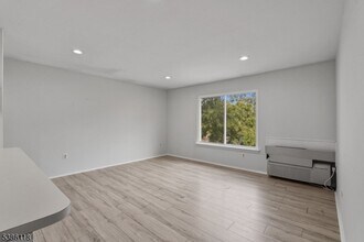 37 Eton Way in Franklin Township, NJ - Building Photo - Building Photo