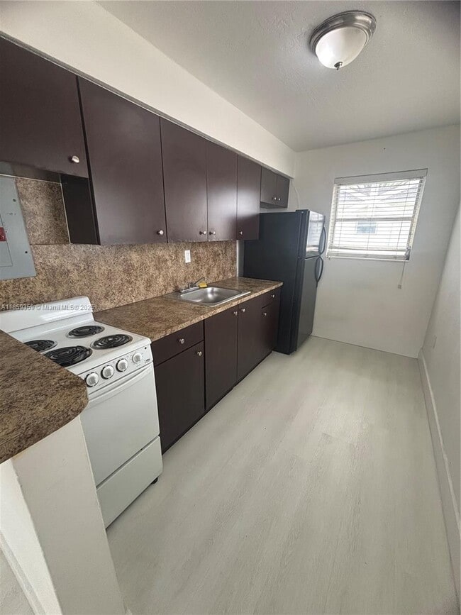 1400 W 29th St in Hialeah, FL - Building Photo - Building Photo