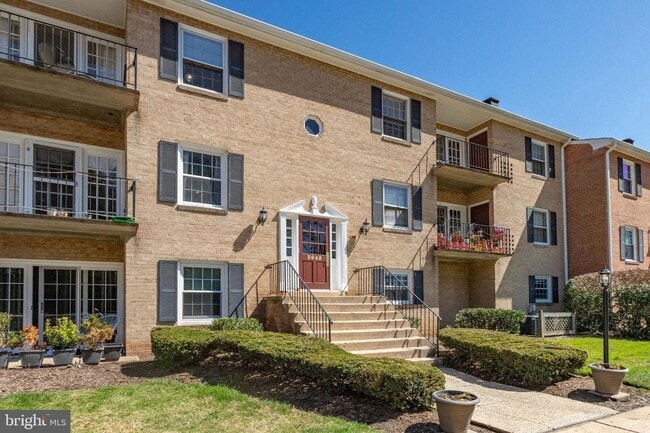 property at 3945 Lyndhurst Dr