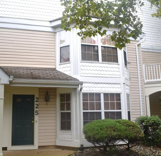 225 Tulip Ln in Freehold, NJ - Building Photo