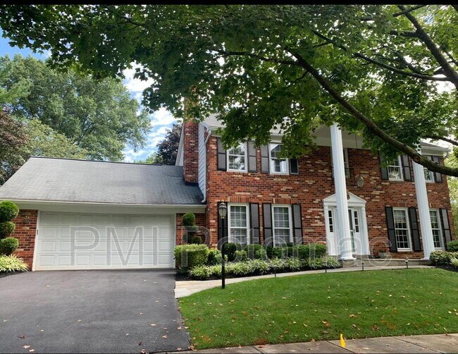 property at 1718 Crestview Dr