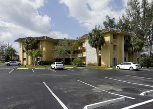 Villas of Miami Lakes in Hialeah, FL - Building Photo - Building Photo