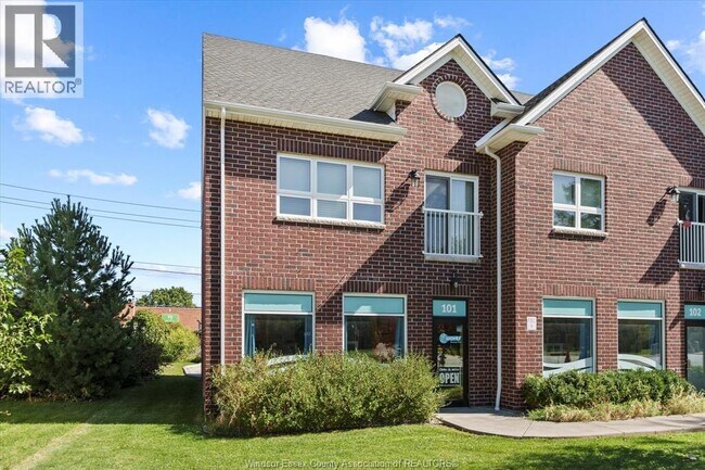 111 Sandwich St S in Amherstburg, ON - Building Photo - Building Photo