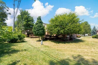 1931 Allenway Ct in Rochester Hills, MI - Foto de edificio - Building Photo