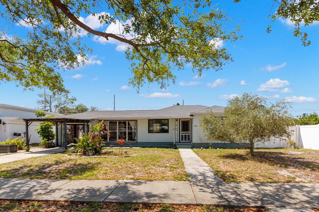 5230 1st Ave N in St. Petersburg, FL - Foto de edificio - Building Photo