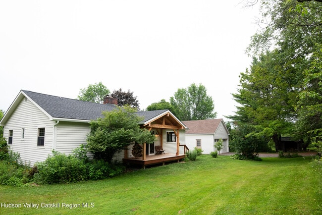 61 Schoolhouse Rd in New Lebanon, NY - Building Photo - Building Photo
