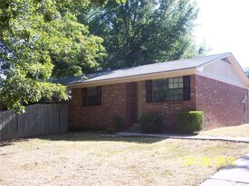 211 S Carl St in Siloam Springs, AR - Building Photo
