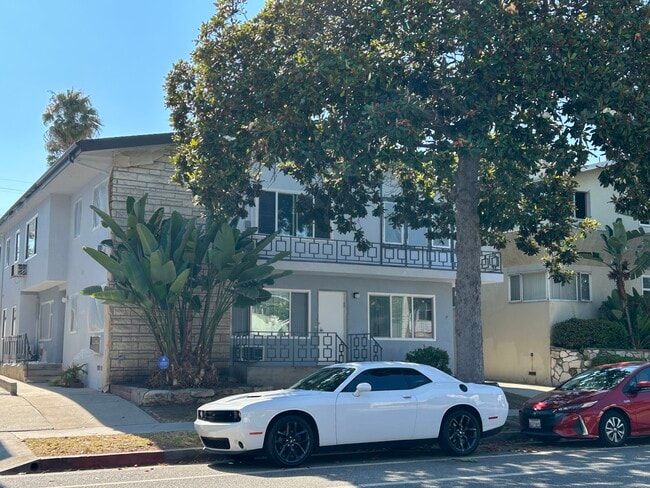 325 S Doheny Dr, Unit 4