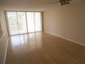 9510 Seagrape Dr-Unit -3J in Davie, FL - Building Photo - Building Photo