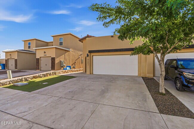 717 HC Gilbert Minjares Dr in Socorro, TX - Building Photo - Building Photo