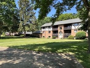 Carriage Hill Apartments: A 55 and Better Community in Canton, OH - Foto de edificio - Building Photo