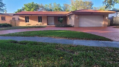 6895 Loch Ness Dr in Miami Lakes, FL - Building Photo - Building Photo