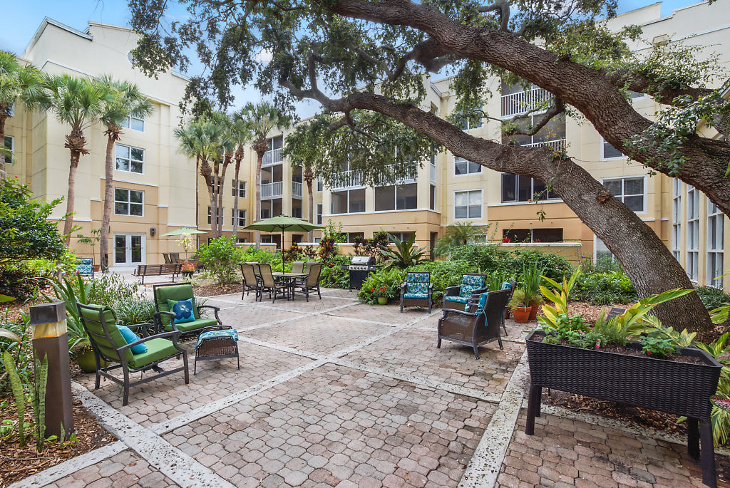 The Barrington- Senior Living at Ease in Largo, FL - Foto de edificio