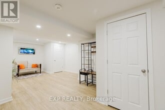 194 Willow Creek Cir in Ottawa, ON - Building Photo - Building Photo