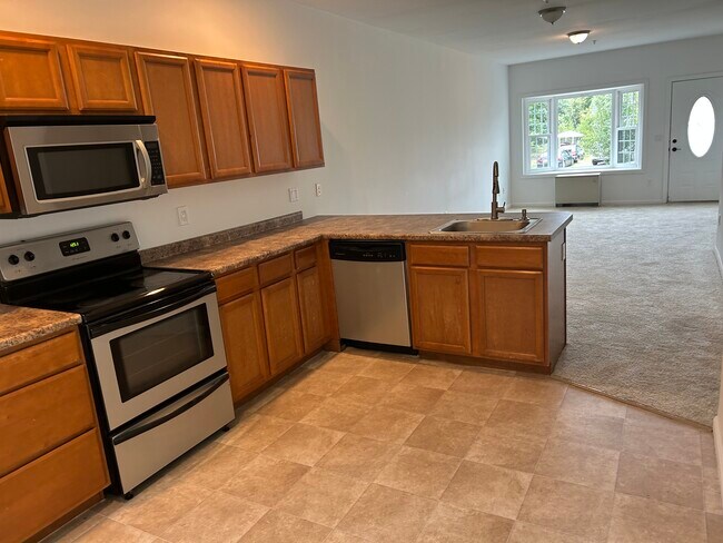 83 Trinity Cir in Rochester, NH - Building Photo - Building Photo