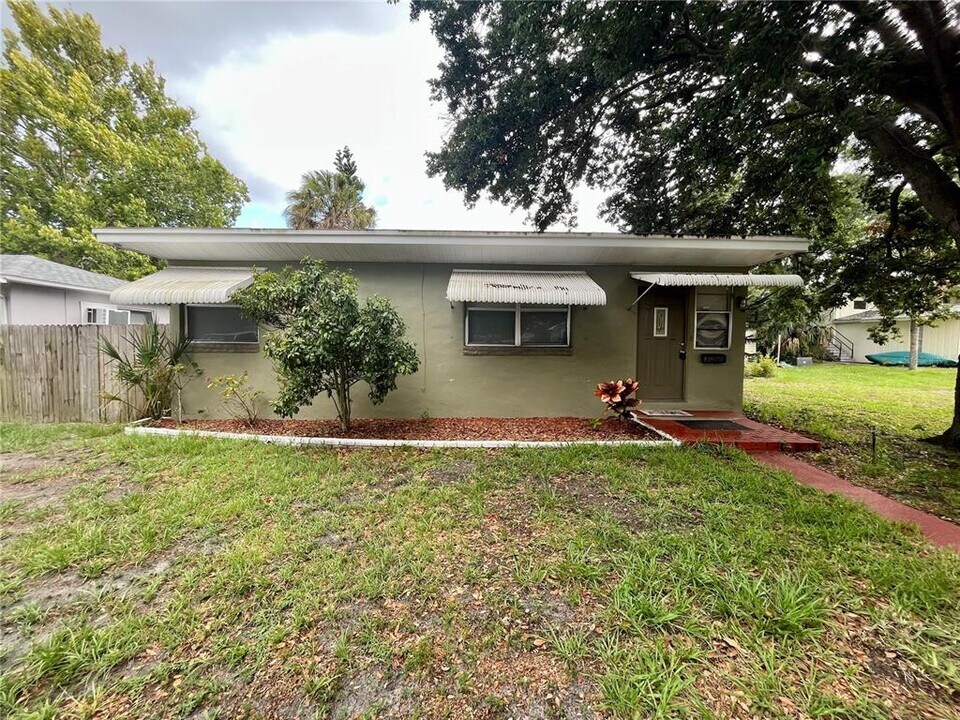 860 44th Ave N in St. Petersburg, FL - Building Photo