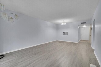 5320 NW 11th St, Unit 205 in Lauderhill, FL - Building Photo - Building Photo