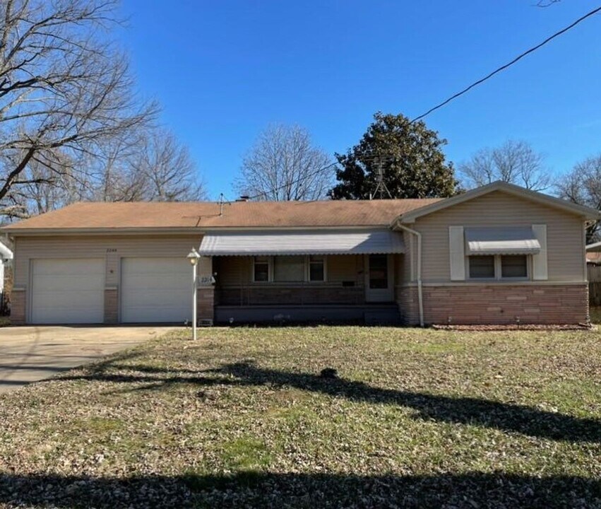 2244 S Kings Ave in Springfield, MO - Building Photo