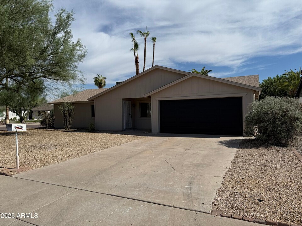 3747 E Winchcomb Dr in Phoenix, AZ - Foto de edificio