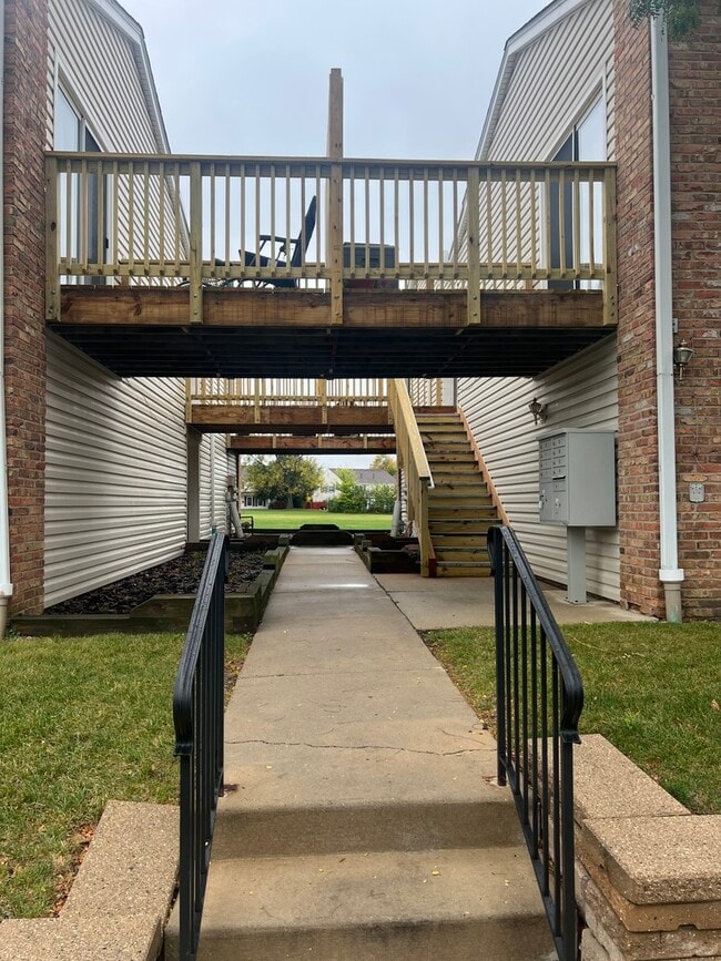 1874 Huntington Blvd in Hoffman Estates, IL - Building Photo - Building Photo
