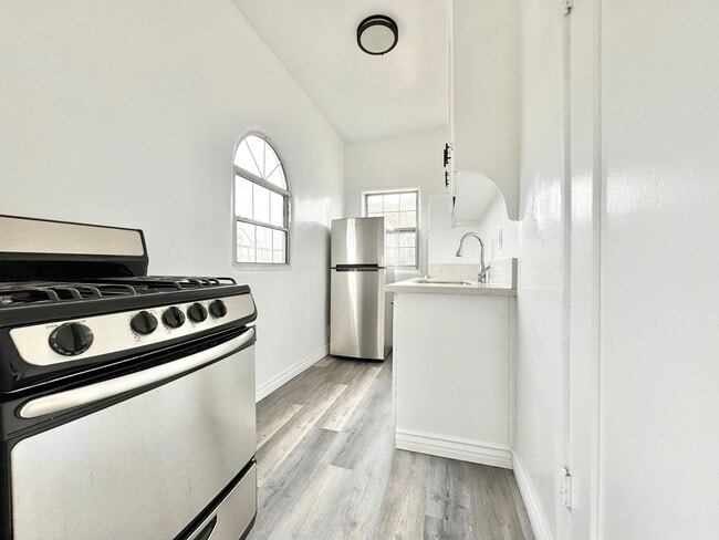 1272 Mullen Ave in Los Angeles, CA - Building Photo - Building Photo