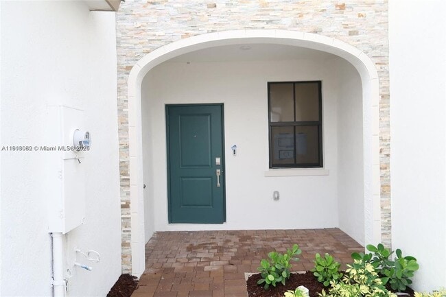 12946 SW 231st St in Goulds, FL - Foto de edificio - Building Photo