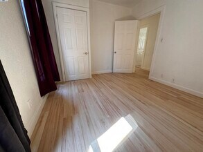 1527 77th Ave in Oakland, CA - Foto de edificio - Building Photo