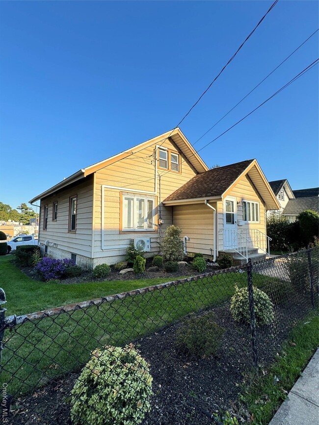 248 Fulton St in Westbury, NY - Building Photo - Building Photo