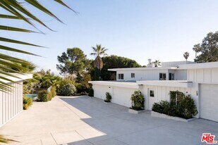 6465 Sycamore Meadows Dr in Malibu, CA - Building Photo