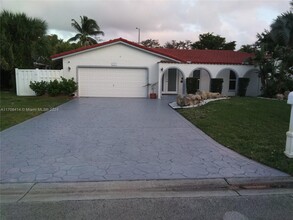 1377 NW 87th Terrace in Coral Springs, FL - Foto de edificio - Building Photo