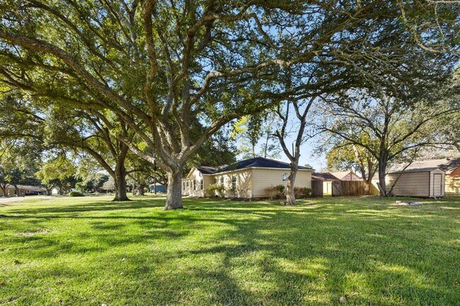 321 Circle Dr in Wharton, TX - Building Photo - Building Photo