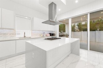 7455 NW 103rd Pl in Doral, FL - Building Photo - Building Photo