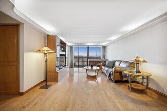 1 Bay Club Dr in Queens, NY - Building Photo - Building Photo