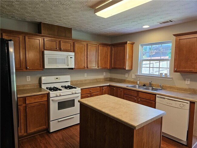 645 Roxford Ln NE in Buford, GA - Building Photo - Building Photo