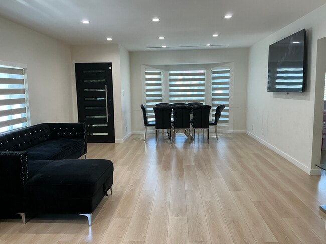 8561 Kyle St in Sunland, CA - Building Photo - Building Photo