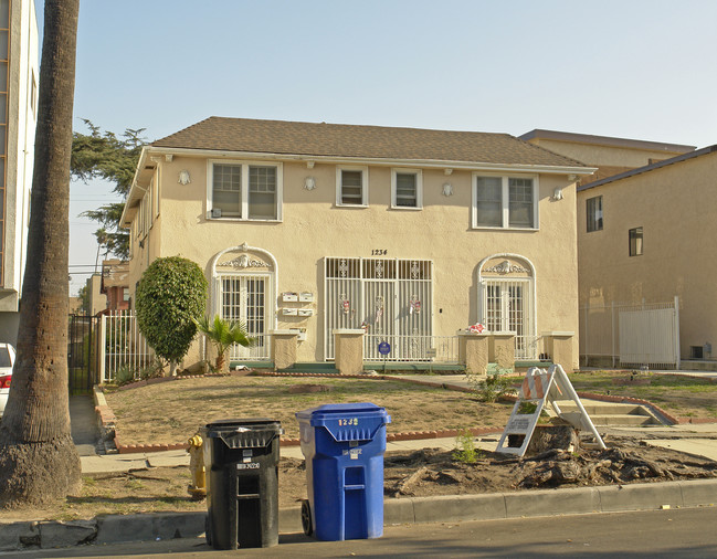 1234 S Bronson Ave in Los Angeles, CA - Foto de edificio - Building Photo